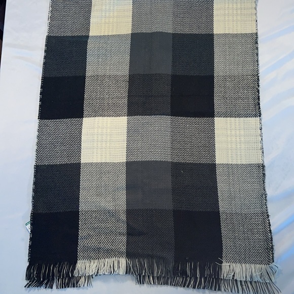 NWT Acrylic Wool Reversible Shawl from Simons - Picture 5 of 8